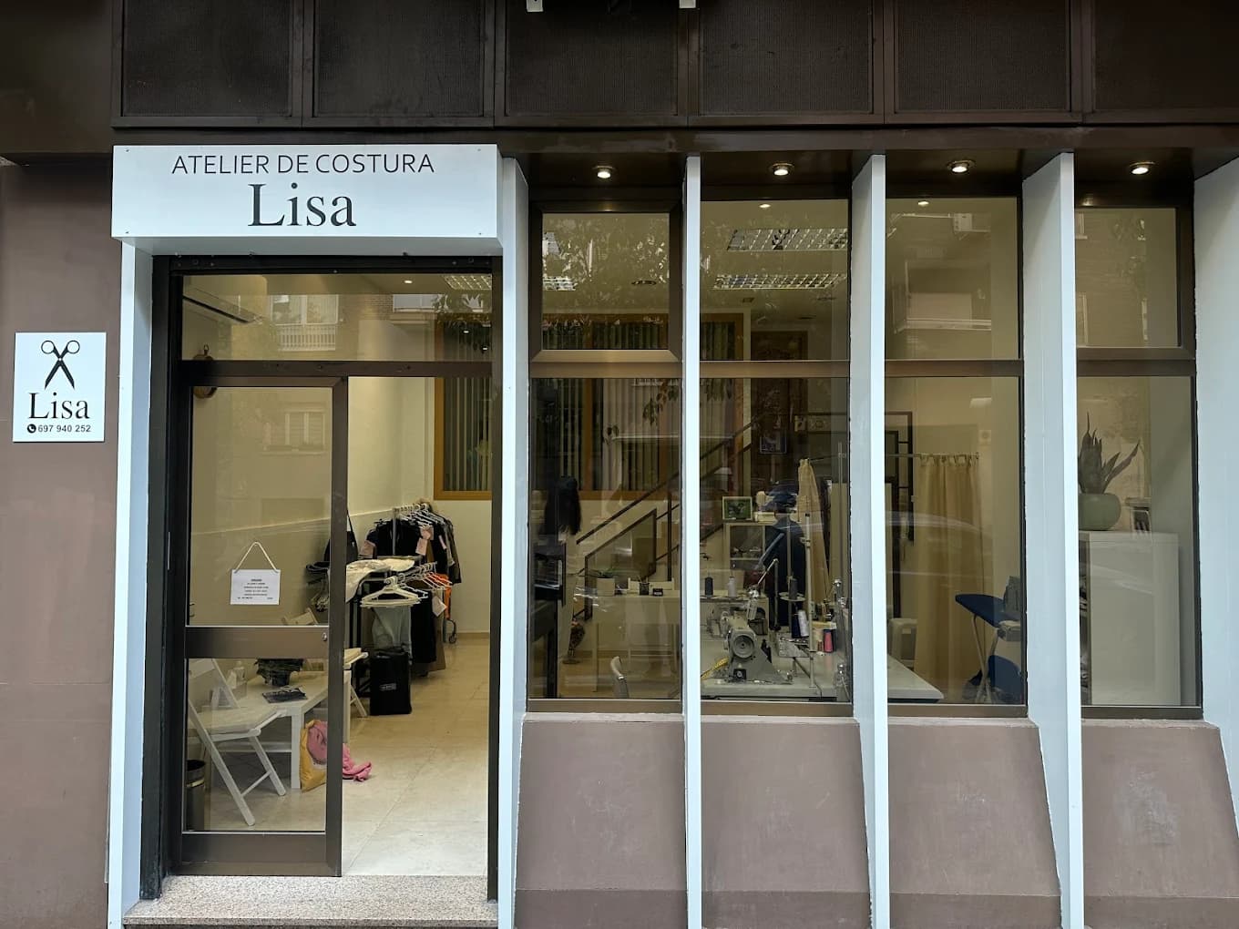 Modista trabajando en arreglos de ropa Madrid